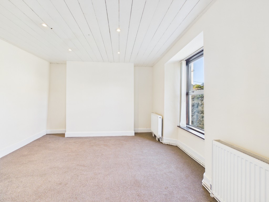 Lot: 225 - DETACHED THREE-BEDROOM HOUSE WITH LARGE GARDEN - Living room